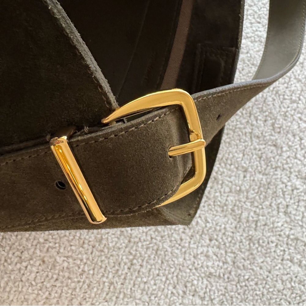 MADEWELL Essential Medium Bucket Tote in suede olive green - Picture 4 of 6